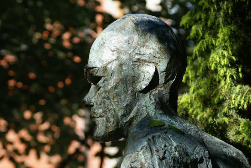 Jan Fridegård i brons övervakade frukosten i parken som bär hans namn. Mötet avslutades med att en vacker blomsterkrans sattes på hans huvud.